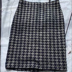 Ann Taylor pencil skirt in navy and silver sz 2